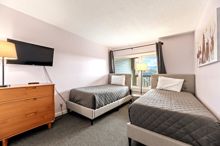 Raddoppia il comfort in questa invitante camera con due letti singoli, un rifugio perfetto per momenti condivisi e notti di riposo con stile.