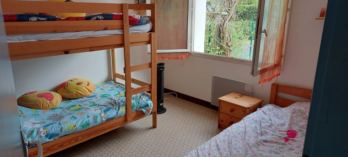 Spálňa: poschodové postele + 90/190 jednolôžko