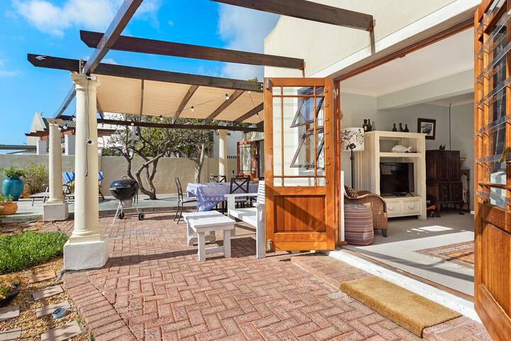 Family beach cottage, Cape Town gallery image 2