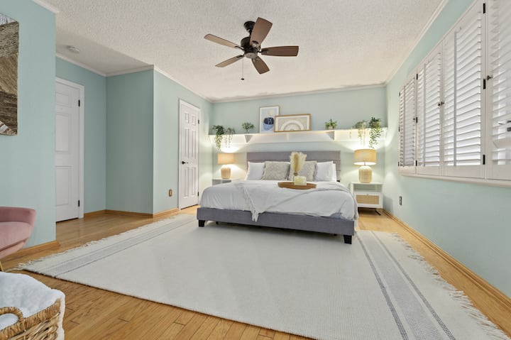 Questa camera da letto da sogno è il rifugio perfetto! Morbidi toni pastello, luci calde e arredi eleganti creano un'atmosfera tranquilla e accogliente. La mensola sospesa con piante e opere d'arte aggiunge un tocco moderno, mentre il lussuoso letto invita al massimo relax. ️ 