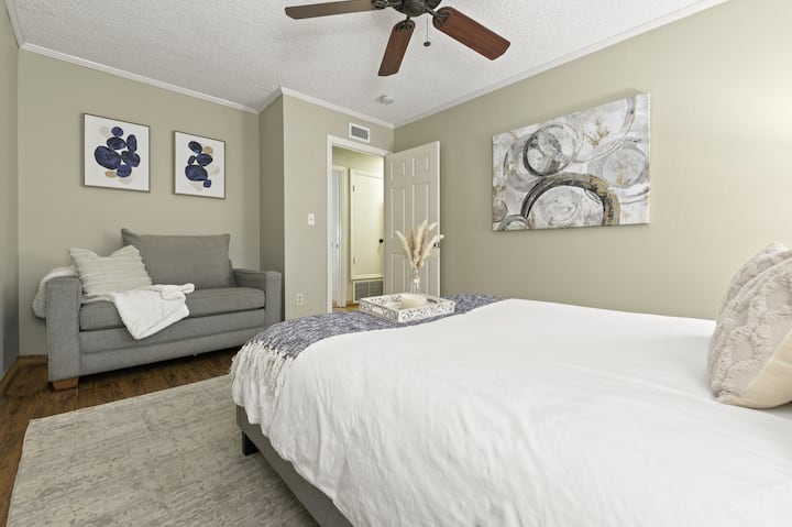 Questa camera dispone di un comodo letto matrimoniale e di un divano letto versatile, completati da opere d'arte contemporanea e da una rilassante palette di toni neutri, che creano un'atmosfera elegante e rilassata.