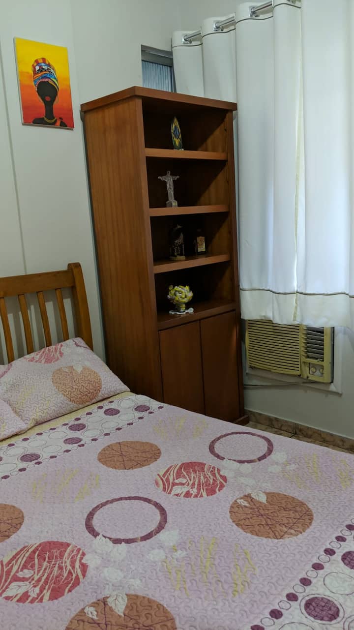 卧室2 -配有双人床和空调
卧室2 -配备全尺寸床和空调