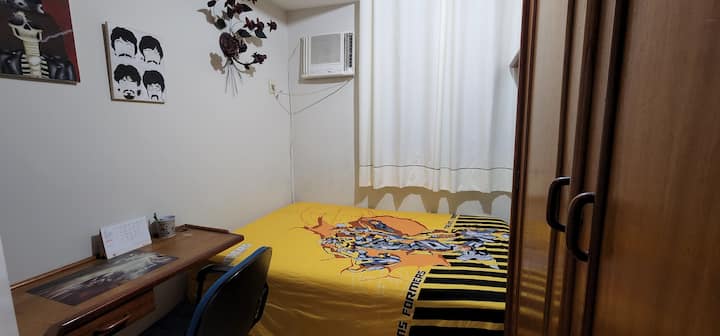 1号卧室配有一张小号双人床和空调
卧室1 -小型全尺寸床，配有空调