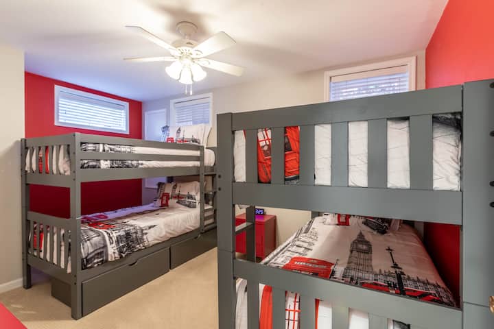 Две двуетажни легла, в които могат да се настанят 4 - ма гости