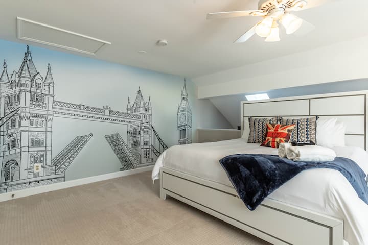 Основният суит с таванско помещение е оборудван с двойно легло king size, скрин, нощни шкафчета, диван в пълен размер, бюро, принтер и 65 в Roku TV. Разположен на 4 - ти етаж