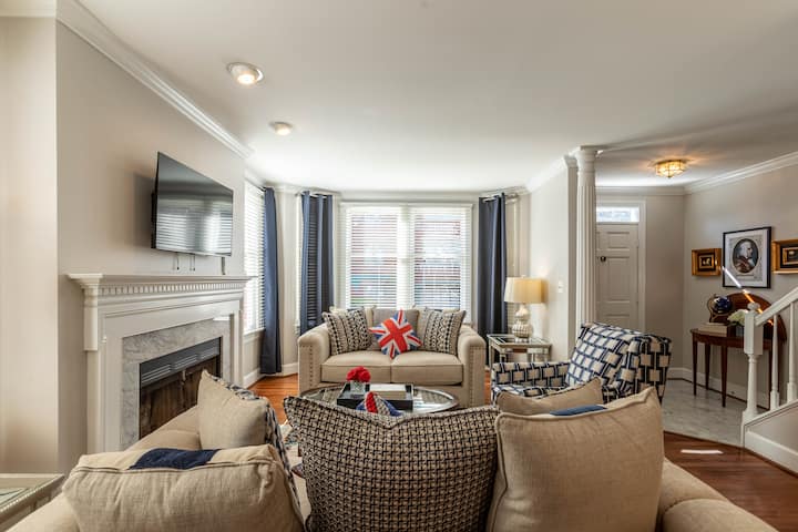 Входът се отваря към малката зала и всекидневната и трапезарията