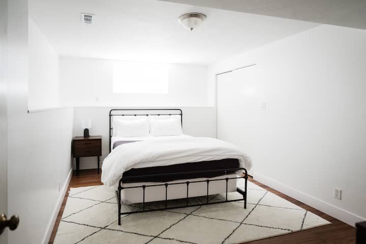 Спалня в мазето номер 1. Това е стая за спане. Готино ли е?