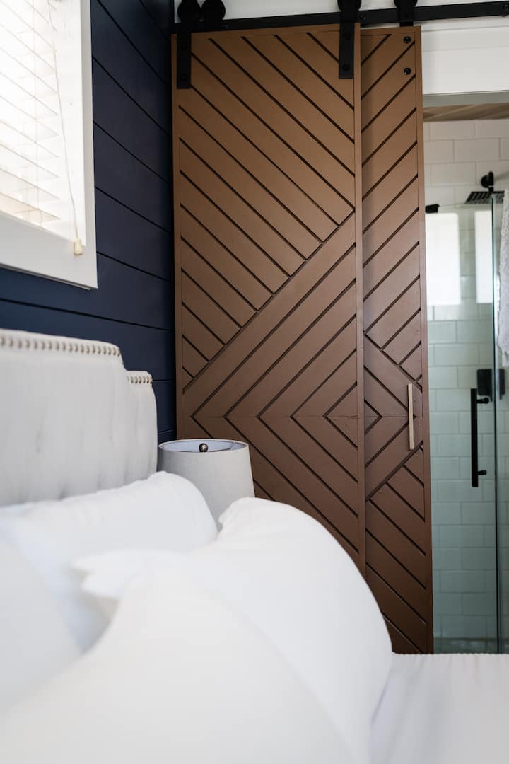 Овладейте вратите на банята, защото изглеждат готини и артистични.