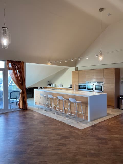 Breathtaking penthouse w/seaview