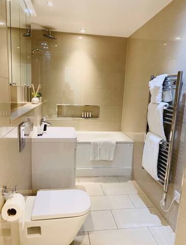 Bespoke 2 bed in Gloucester Road with car parking gallery image 3