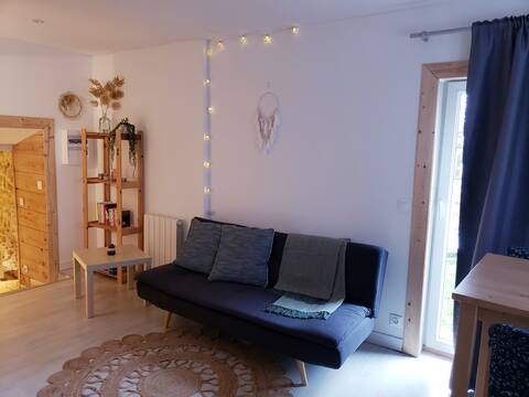 • Large cozy studio + private garden •