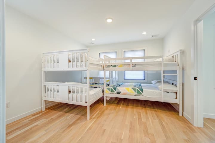 Spálňa pre hostí s 2 poschodovými posteľami v plnej veľkosti.