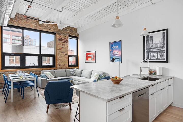 Gorgeous West Loop 3 Bedroom Loft gallery image 2