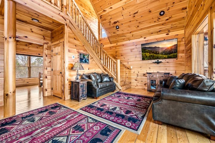 Chumba cha Familia cha Ghorofa | Televisheni mahiri | Kichezeshi cha DVD | Sofa ya Kulala | Bafu Nusu