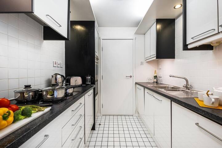 Classic 2 Bedroom in heart of Kensington. gallery image 5