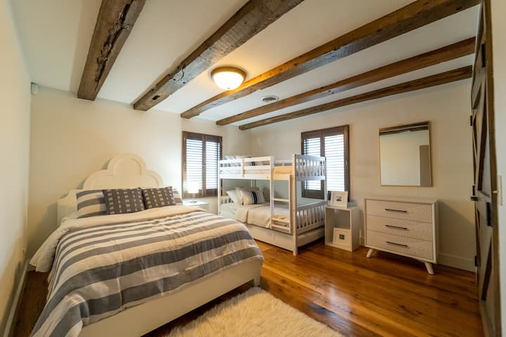 The “White room”. Perfect for a small family with youngsters or for a few smaller guests. Bunk beds with trundle. Sleeps 5.