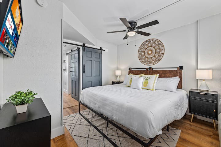 Osjećat ćete se kao plemstvo na udobnom i udobnom bračnom krevetu. 