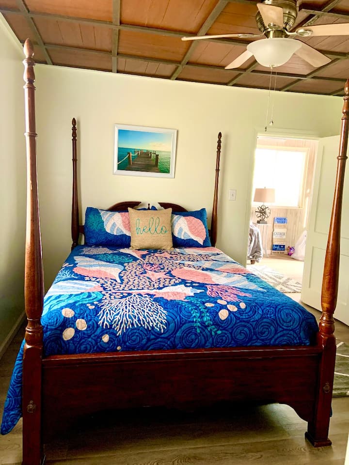 ¡DUERME PROFUNDAMENTE EN NUESTRA LUXUOSA Y CÓMODA CAMA QUEEN!
Cómoda, mesita de noche y un armario lleno de sillas de playa y una sombrilla. 