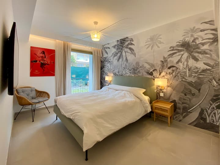 La suite “Cannes 70” tiene una cama Queen Size (160 cm), un vestidor, un Smart TV para acceder a las plataformas de VoD, una iluminación LED controlable a través de domótica, un aire acondicionado y un gran cuarto de baño con lavabos dobles y WC 
