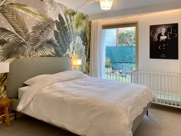 La suite “Cannes 65” tiene una cama Queen Size (160 cm), un vestidor, un Smart TV para acceder a las plataformas de VoD, una iluminación LED controlable a través de domótica, un aire acondicionado y un gran cuarto de baño con lavabos dobles y WC 