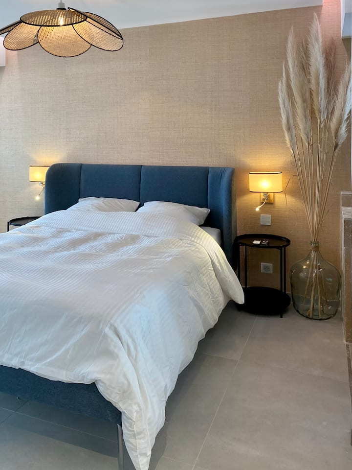 La suite principal tiene una cama Queen Size (160 cm), un vestidor, un Smart TV para acceder a las plataformas de VoD, una iluminación LEDs controlable a través de domótica, un aire acondicionado y un gran cuarto de baño con lavabos dobles y WC 