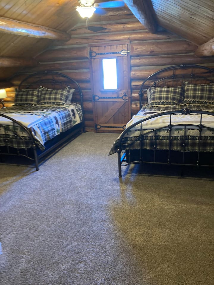 Lofti që shikon poshtë mbi dhomën e familjes dhe me një derë që hapet në një verandë të vogël të sipërme që shikon mbi lumë.