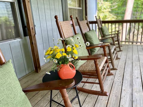 Popular Airbnb listing: Woodsy cabin w/AC & big porch-10 min to Boone/ASU! in Valle Crucis