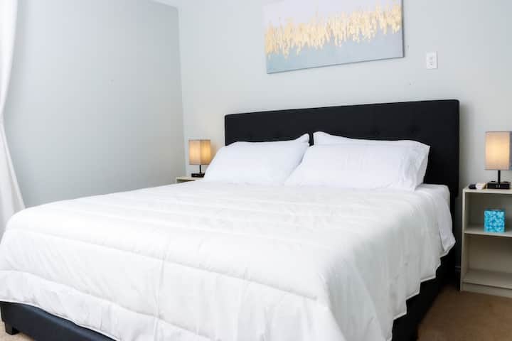 Disfruta de la comodidad y la sofisticación en el dormitorio 2, que cuenta con un lujoso colchón de espuma viscoelástica tamaño king, comodidades modernas, un amplio vestidor e impresionantes vistas del pintoresco amanecer y atardecer de Texas. 
