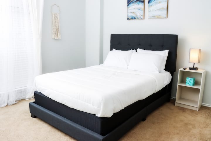 Relájate y relájate en el acogedor dormitorio 3, que se completa con una lujosa cama de espuma viscoelástica de tamaño completo, una cómoda lámpara de carga de teléfono USB, un amplio espacio en el armario y opciones de entretenimiento al alcance de la mano con un televisor elegante. Tu hogar lejos de casa te espera perfecto.
