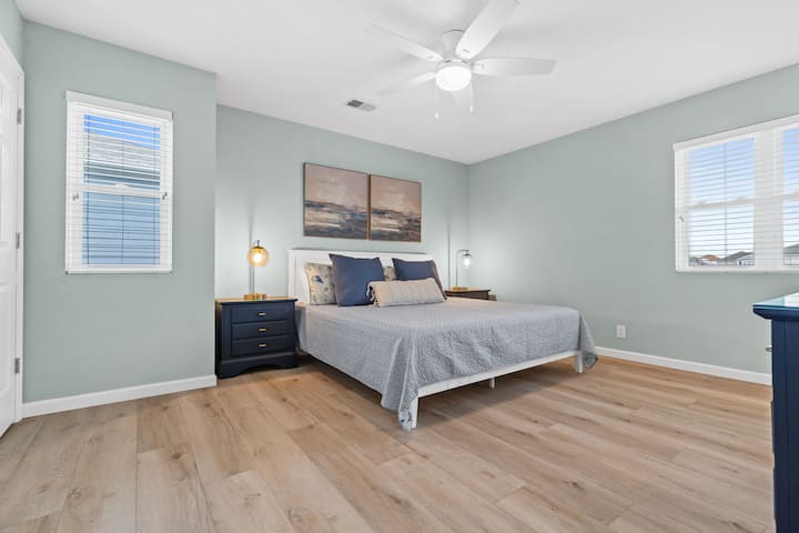 Удобен брачен кревет во главната спална соба.