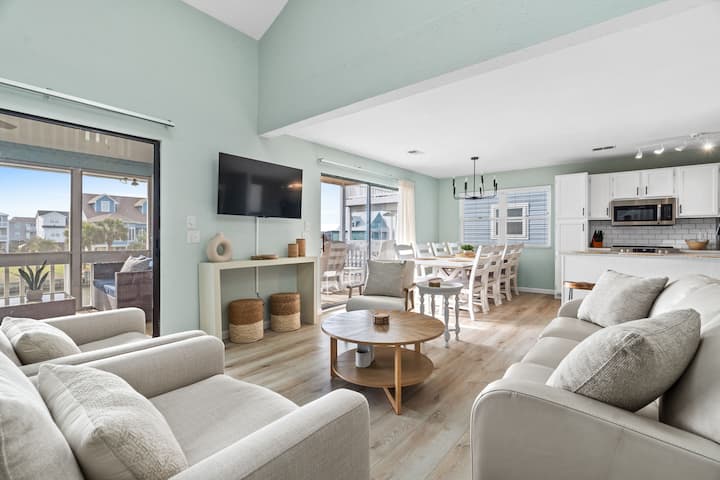 Просторен дневен простор, доволно места за седење и паметен телевизор за да ги понесете вашите омилени апликации.