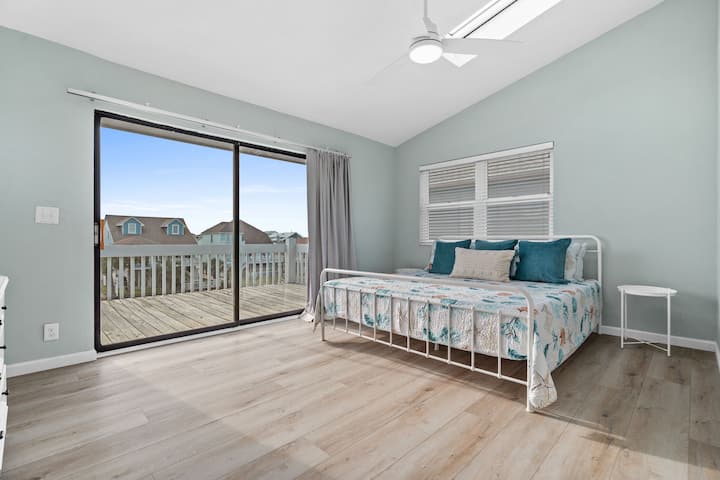 Втората спална соба се отвора кон балконот на брегот!