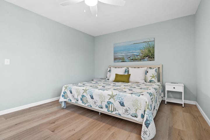 Спалната соба на долниот кат 1 има брачен кревет!