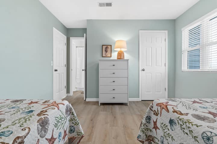 Трета спална соба на горниот кат е опремена со гардеробер, целосна големина и брачен кревет (широк 180-220 см)! Се отвора директно во бањата во ходникот.