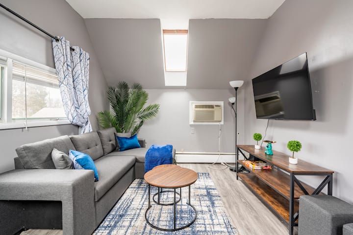 Sebule yenye starehe na sofa iliyo na kitanda ibukizi kwa ajili ya kuketi huku ukitazama sinema kwenye skrini yetu ya televisheni ya inchi 55. Pia hutumika kama eneo la ziada la kulala lenye starehe kwa watu 2.