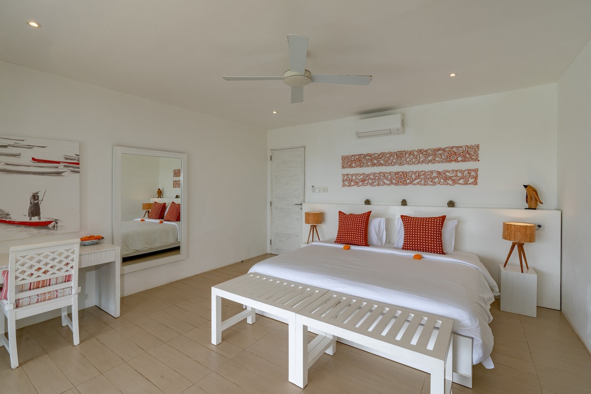 Camas tamaño king / individuales, armario, mesa de estudio, océano, jardín y
Vistas a la piscina.