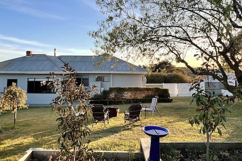 Yass Country Retreat - views, fireplace, backyard!