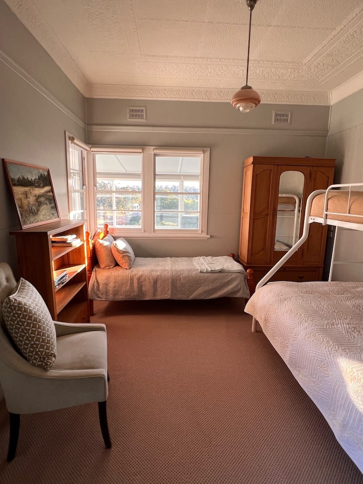 Tercer dormitorio: una cama doble con dos individuales.