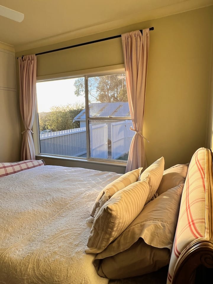 Dormitorio queen con vistas al valle de Yass