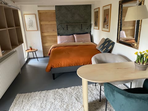 Popular Airbnb listing: Tiny house: "Klein Bergen" in Bergen (Nh.)