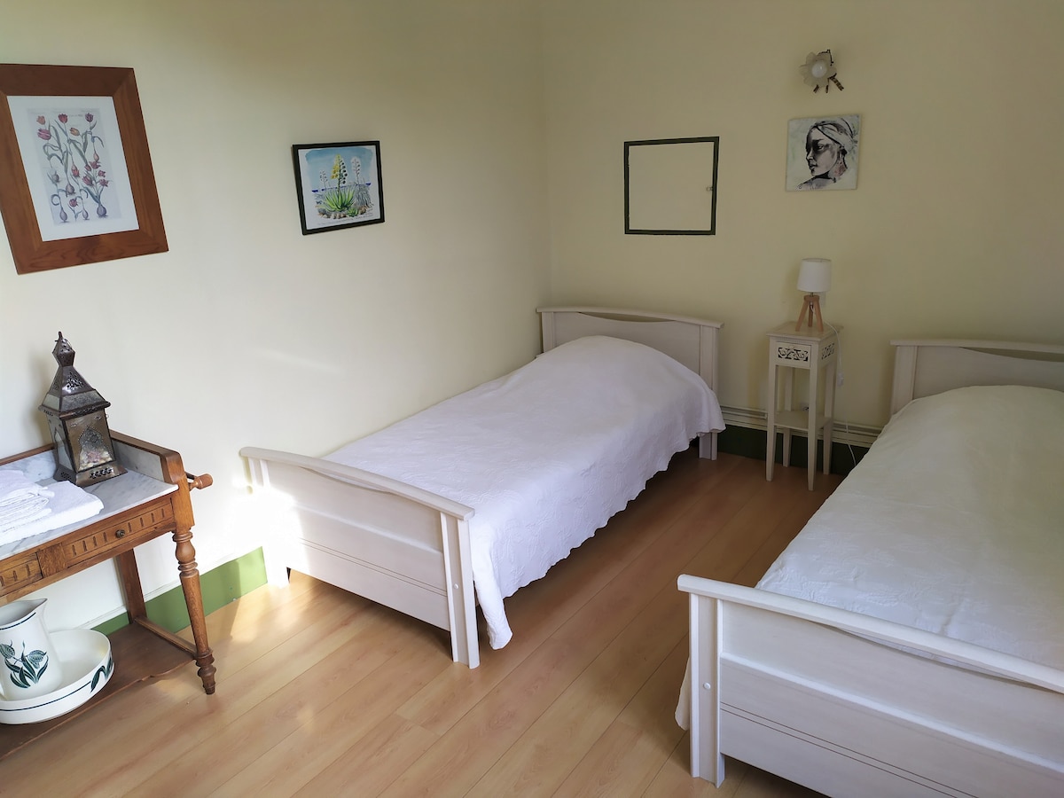 ห้องฟลอร่าและเตียง 2 เตียงในขนาด 90 ซม.