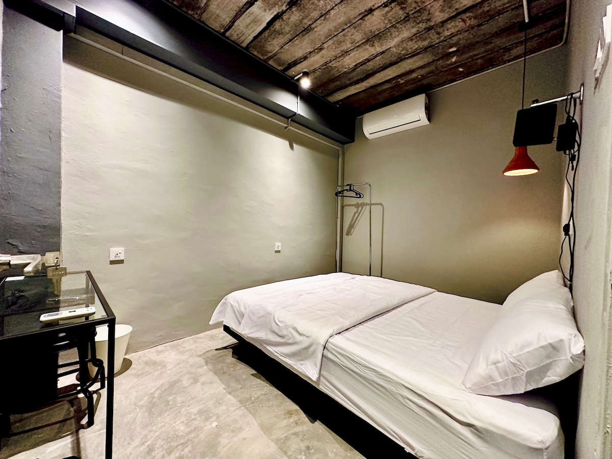 Chumba cha kitanda cha ghorofa ya 1 
- Kitanda cha ukubwa wa Malkia wa 1 
- Aircond 
- TV Projector 
- Bafuni ya pamoja 1 Choo na bafu 1