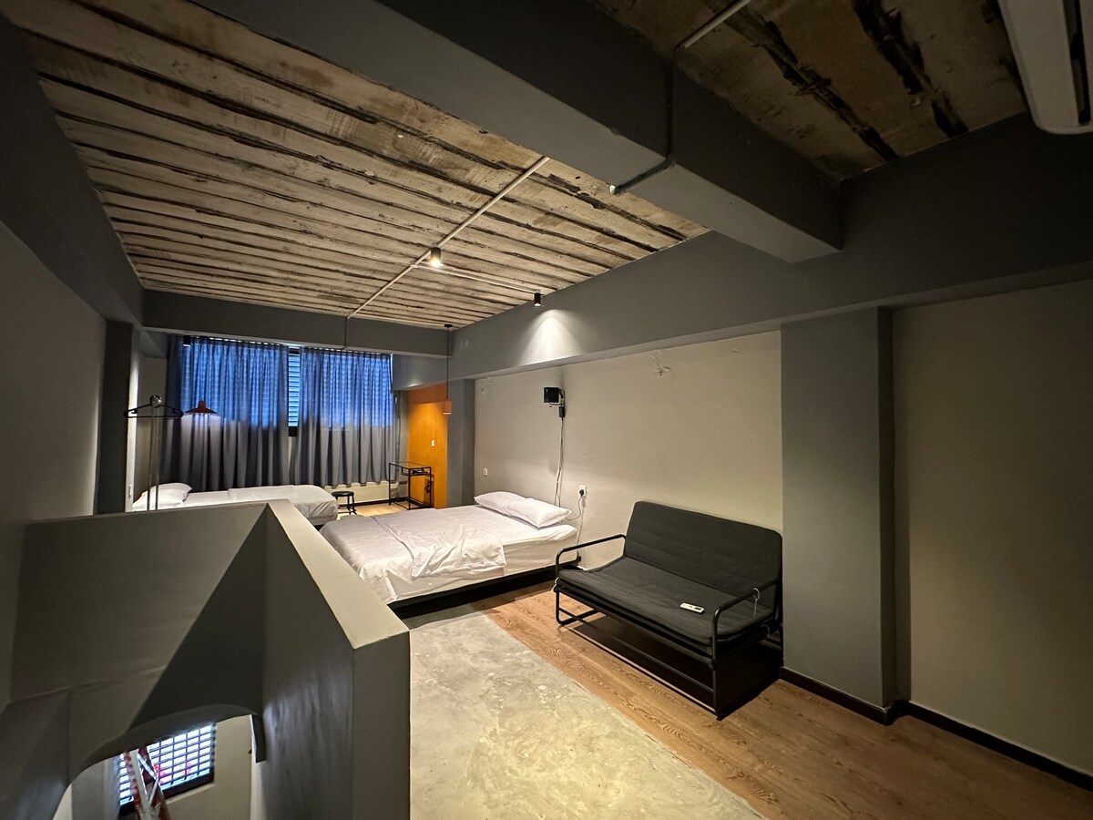 Chumba cha kulala cha ghorofa ya 2 1 
- Kitanda cha ukubwa wa Malkia wa 2 
- Aircond 
- TV Projector 
- Bafuni ya pamoja 3 Choo na bafuni 2