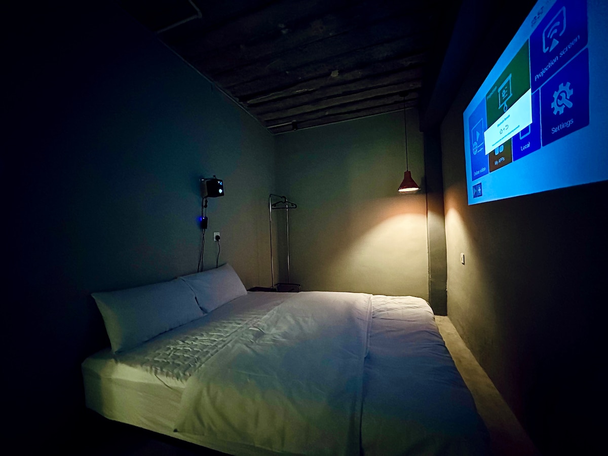 Ghorofa ya 1 chumba cha kulala cha 2 
- Kitanda cha ukubwa wa Malkia wa 1 
- Aircond 
- TV Projector 
- Bafuni ya pamoja 1 Choo na bafu 1