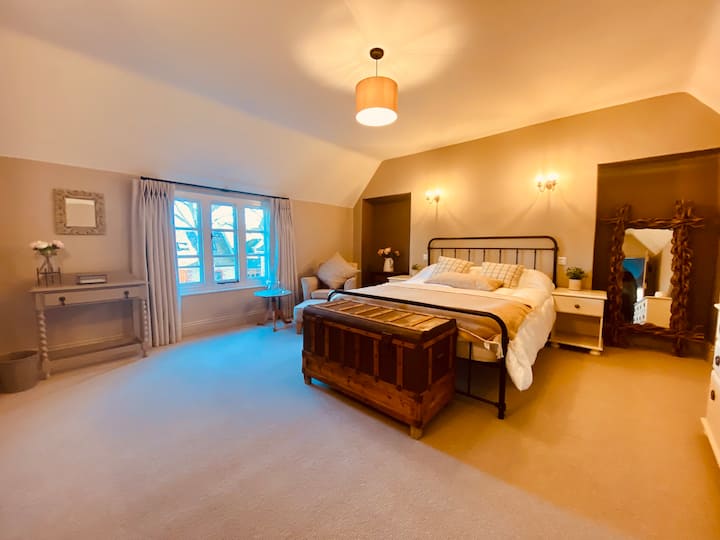 Glavna spavaća soba ima bračni krevet i vrlo je prostrana s pogledom na dvorište i staju.