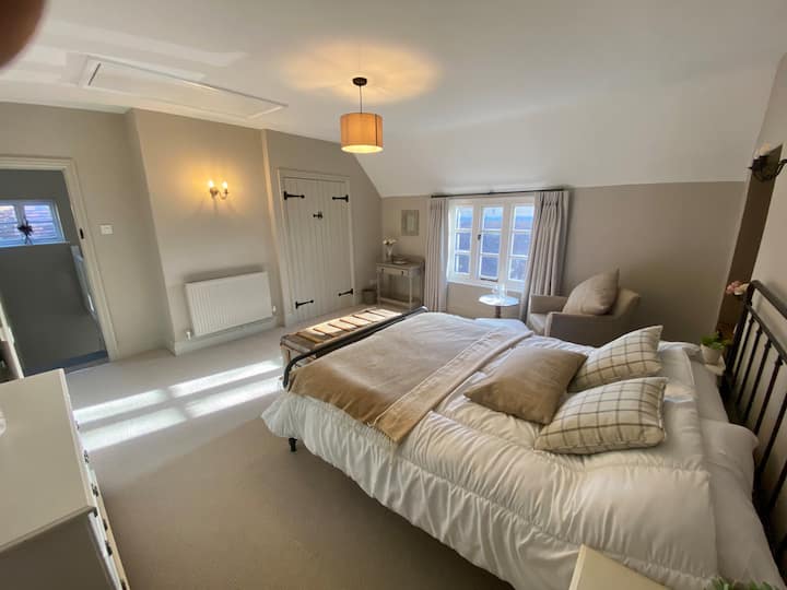 Glavna spavaća soba također ima ugrađene ormare.