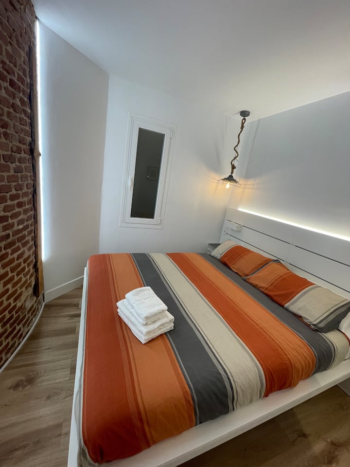 Main bedroom with 1,60 Cm bed.  Window to a very quiet inner courtyard.