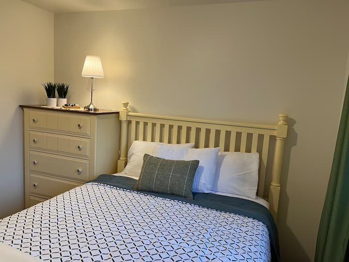 غرفة نوم ثالثة بسرير مزدوج