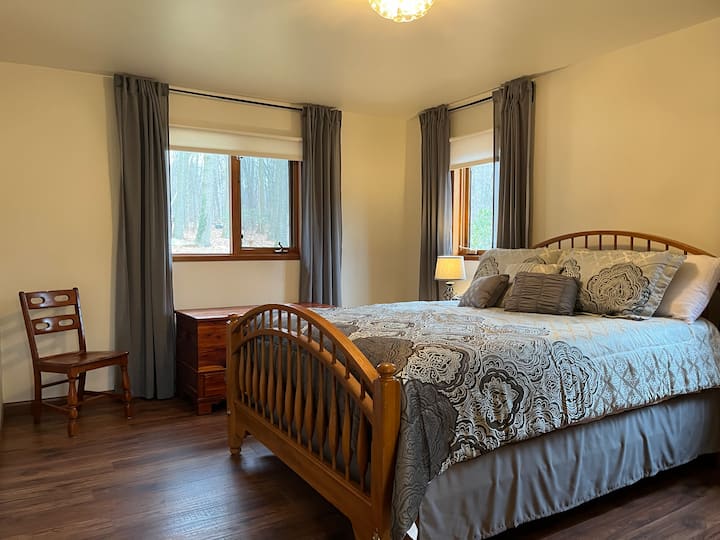 غرفة نوم رئيسية تضم سرير كوين