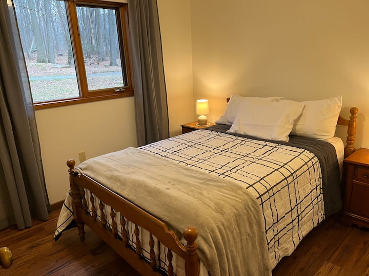 غرفة نوم ثانية بسرير بحجم كبير